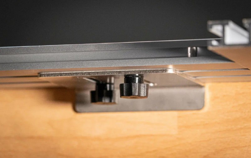 Комплект для фрезерного шаблона KT RJ400 имеет пазы для крепления на заготовке или столе струбцинами